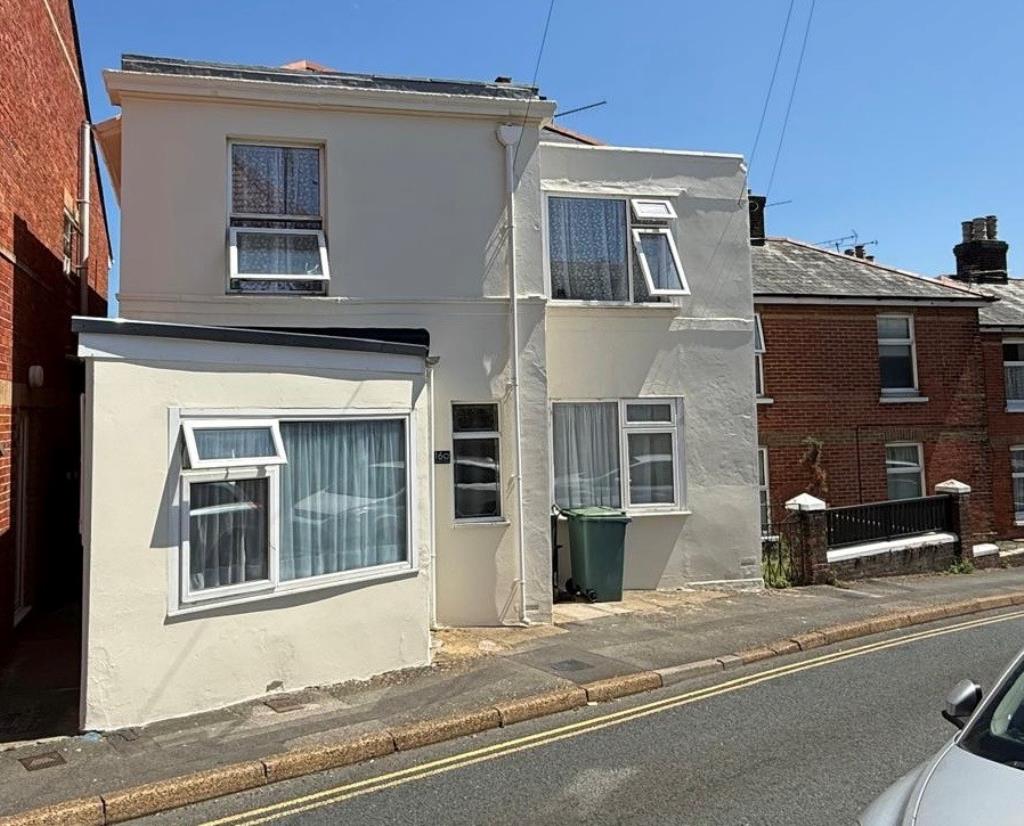Lot: 7 - FREEHOLD BUILDING ARRANGED AS THREE FLATS - A Front on Look at the Front of the Freehold Building